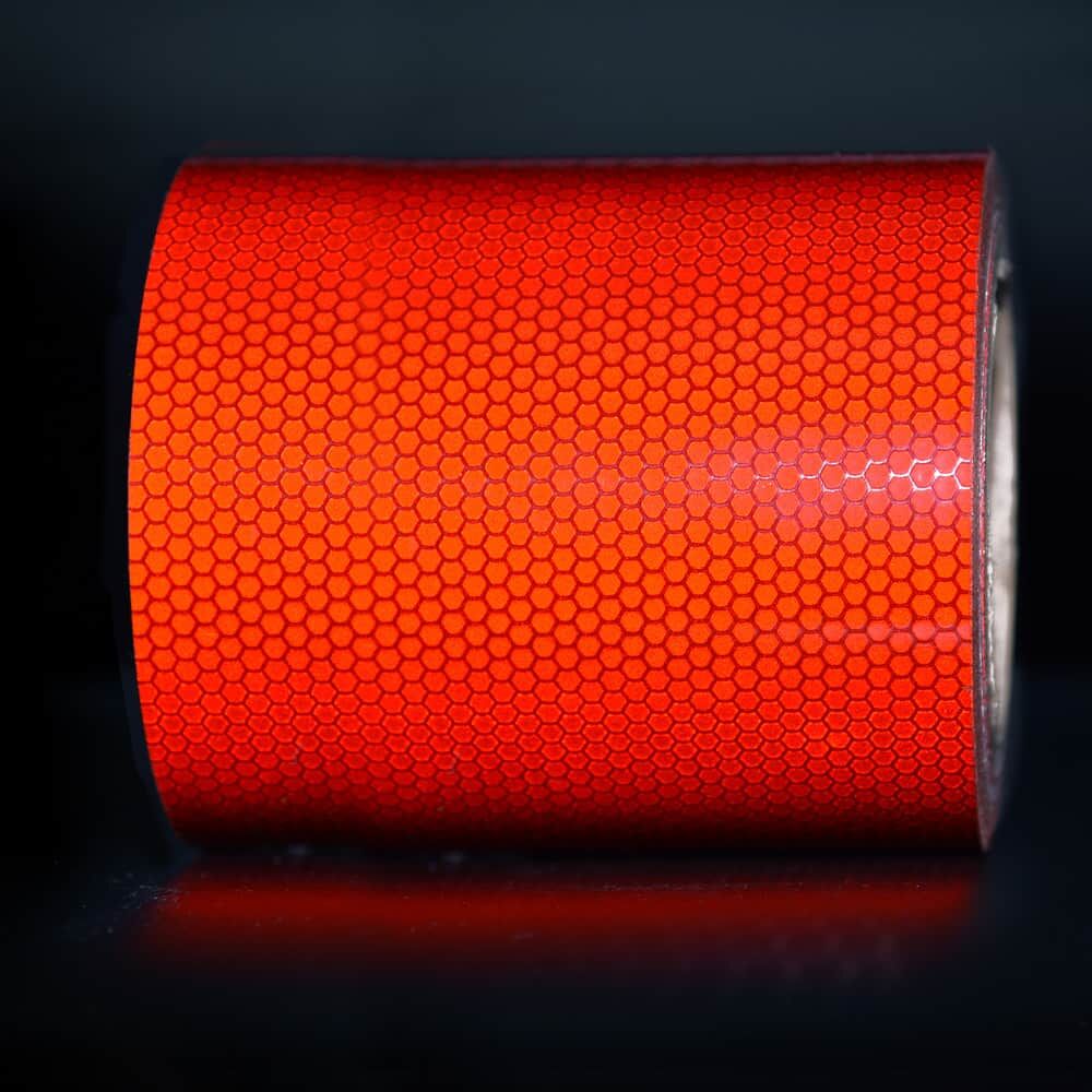 Reflektorband-Rolle in rot, 127 mm, in Dunkelheit, zeigt starke Reflexion