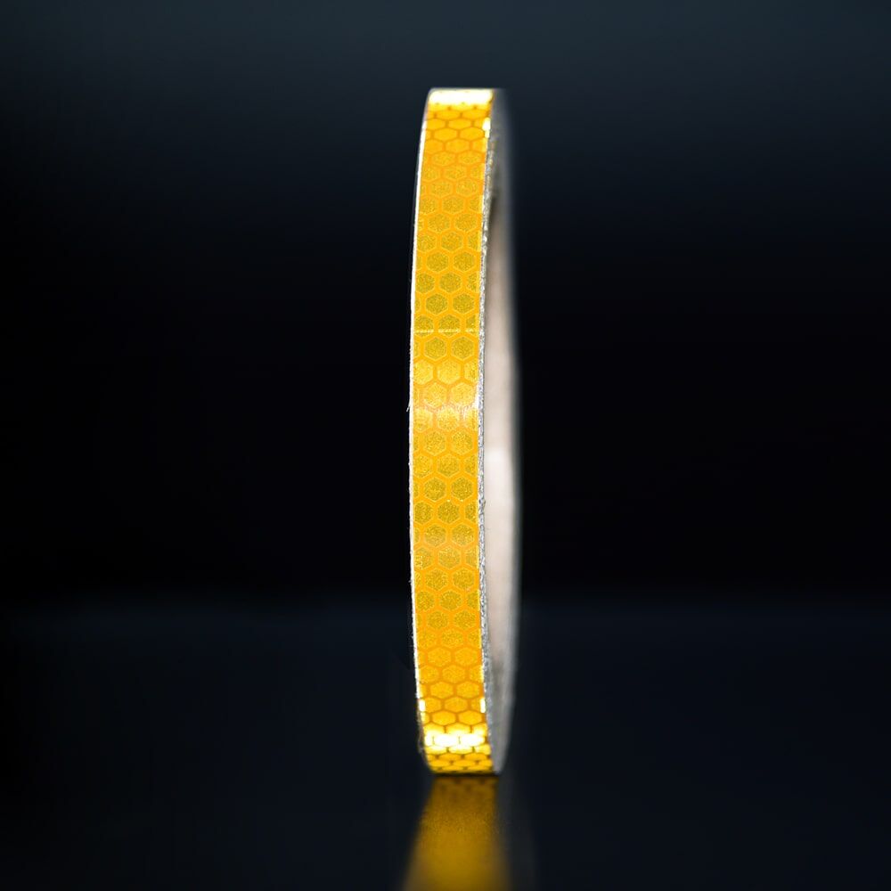 10 mm Rolle 3M Reflexband 823i gelb, reflektierend vor dunklem Hintergrund