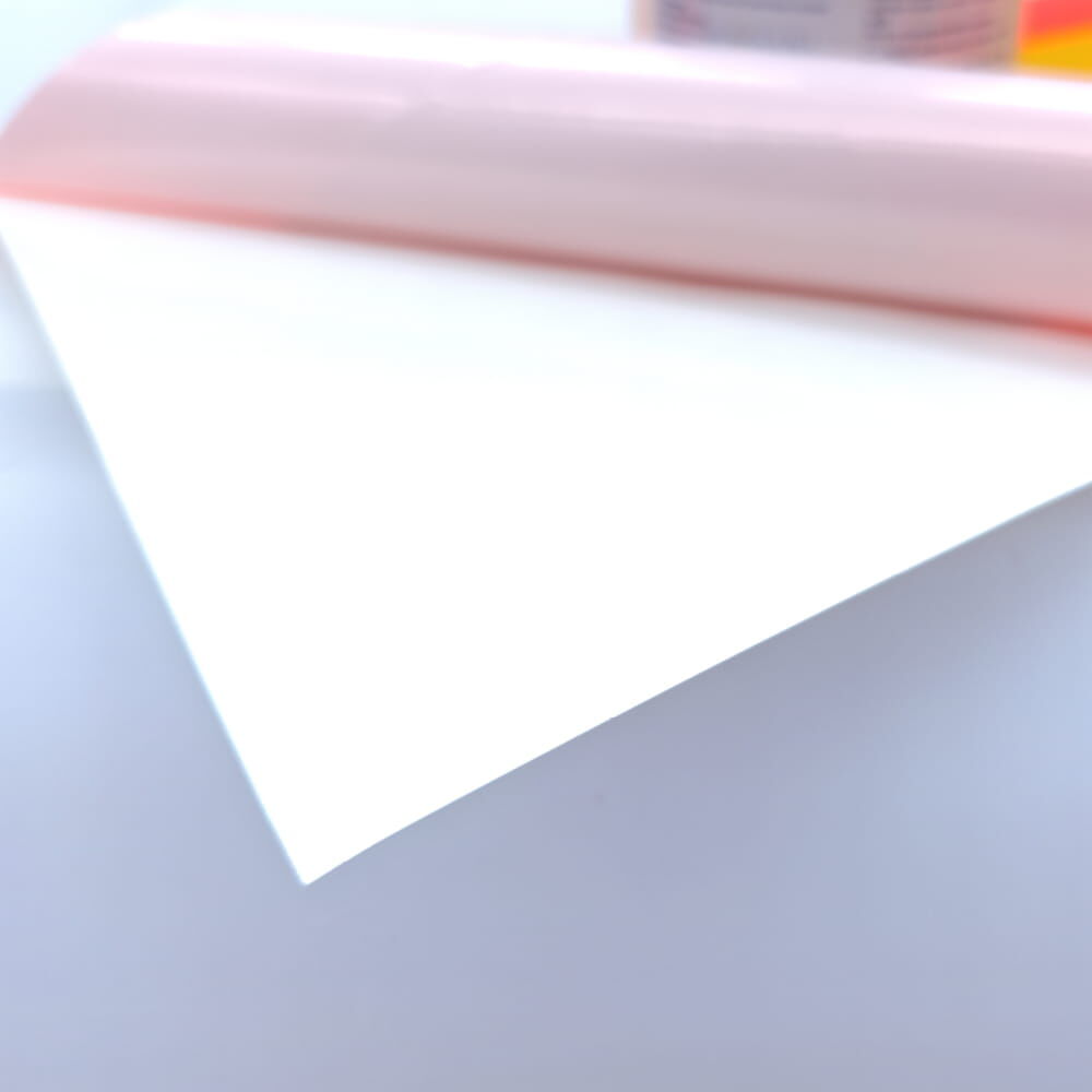 Eckdetail zeigt abgezogene, selbstklebende Folie und Trägerpapier