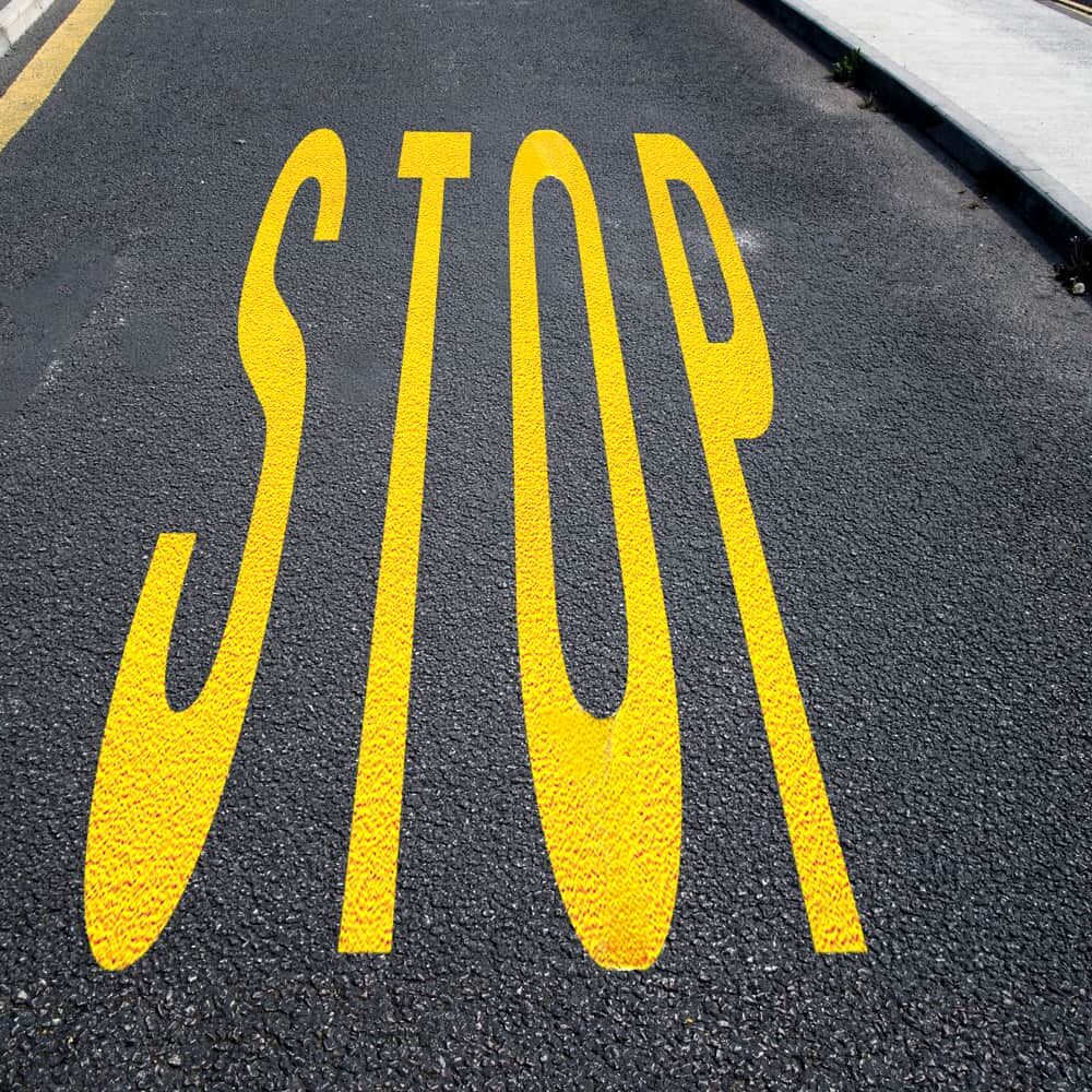 Aufgebrachtes Piktogramm in realer Verkehrsszene