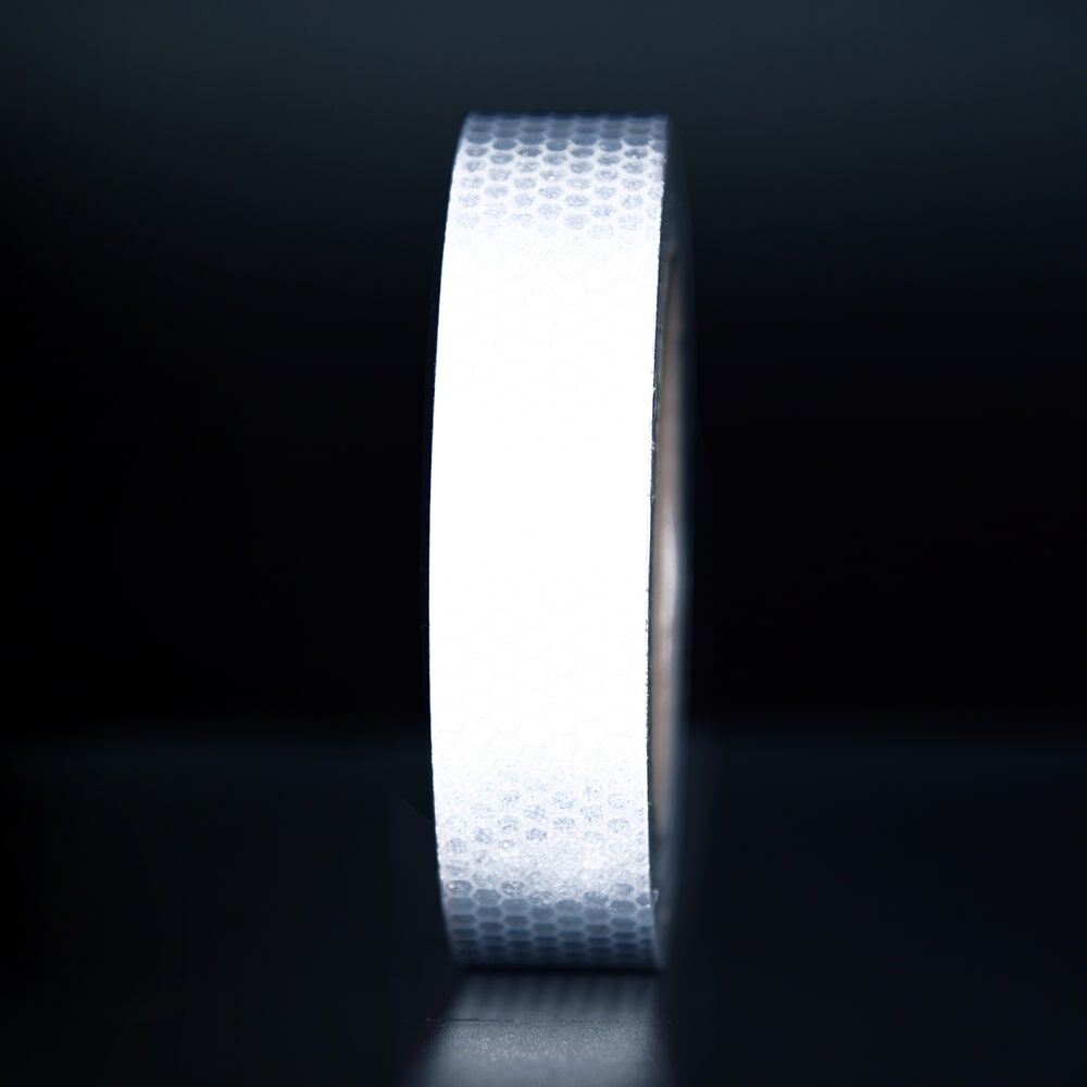 25 mm Rolle Orafol ORALITE Reflexband 5810 weiß, reflektierend vor dunklem Hintergrund