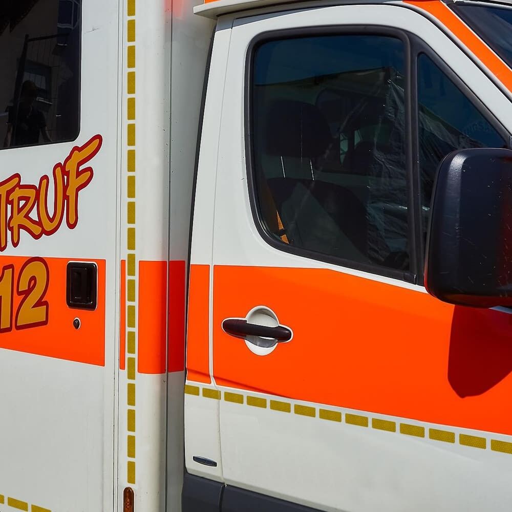 Gelbe VC170 Kontur-Gaps an Türen und Seiten eines Rettungswagens appliziert