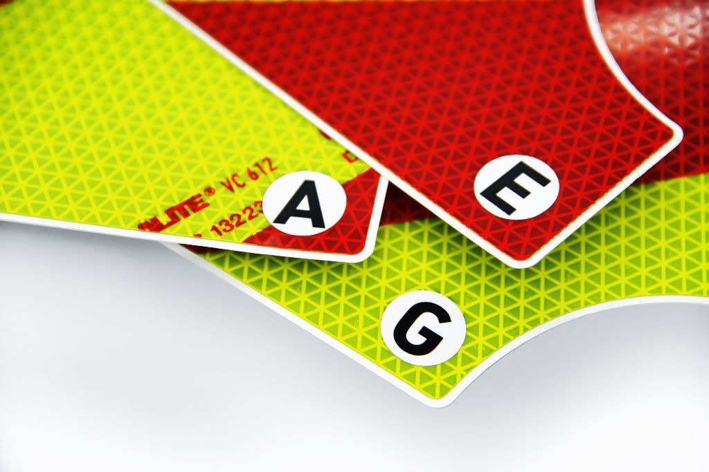 Stapel reflektierender fluorlime-roten Warnmarkierungen mit Buchstaben A, G, E