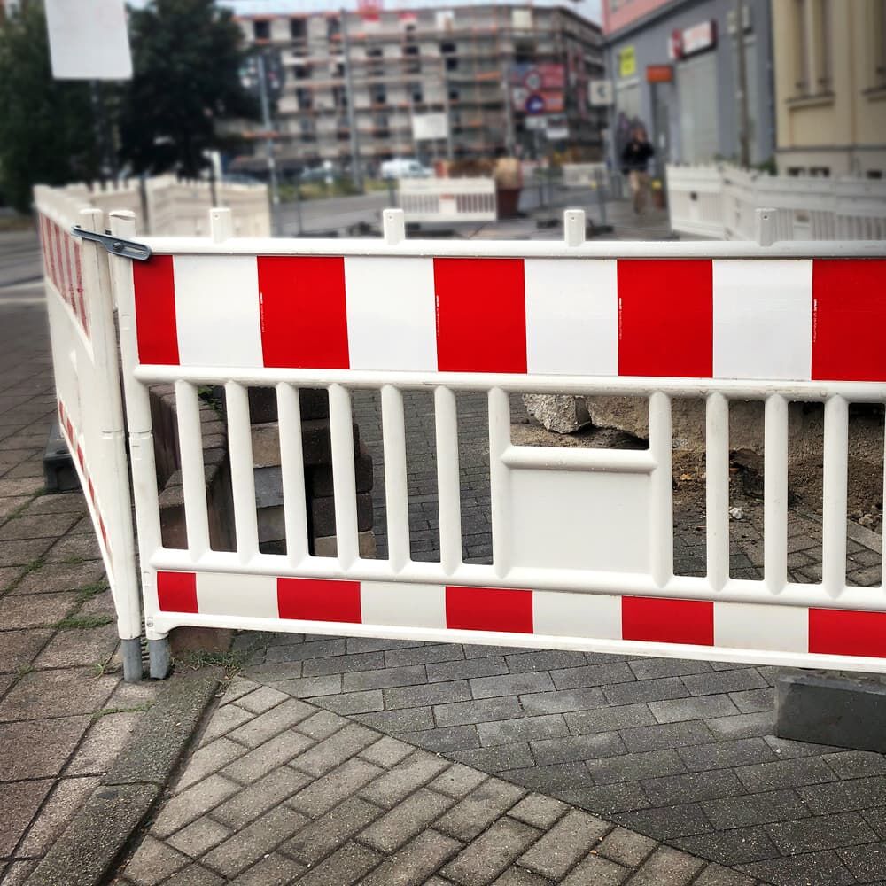 Baustellenabsperrung in einer Innenstadt bei Tageslicht