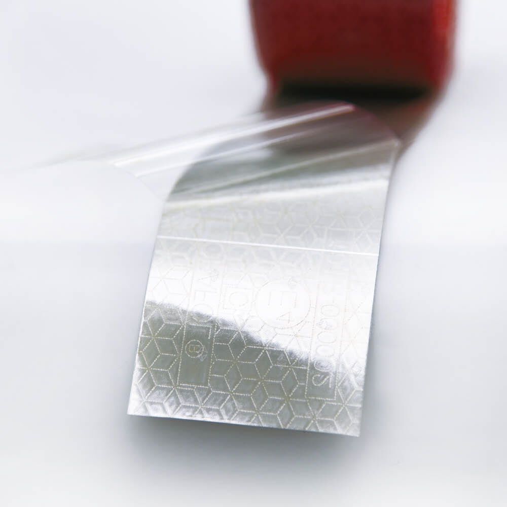 Detailbild: reflektierende VC 104+ CG Folie wird von Trägerfolie gelöst