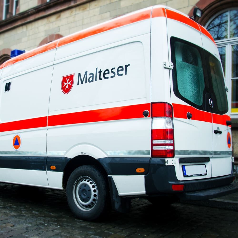 Anwendungsbeispiel: Rettungswagen mit 3M 953-10C Reflexstreifen am Fahrzeugrumpf