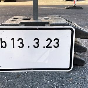 Temporäres Verkehrsschild mit Datum „ab 13.3.23“ auf schwarzem Standfuß.