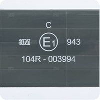 Eine ECE-Prüfnummer (E1) auf weißer Konturmarkierung mit 3M-Kennzeichnung und der Nummer 943 104R-003994.