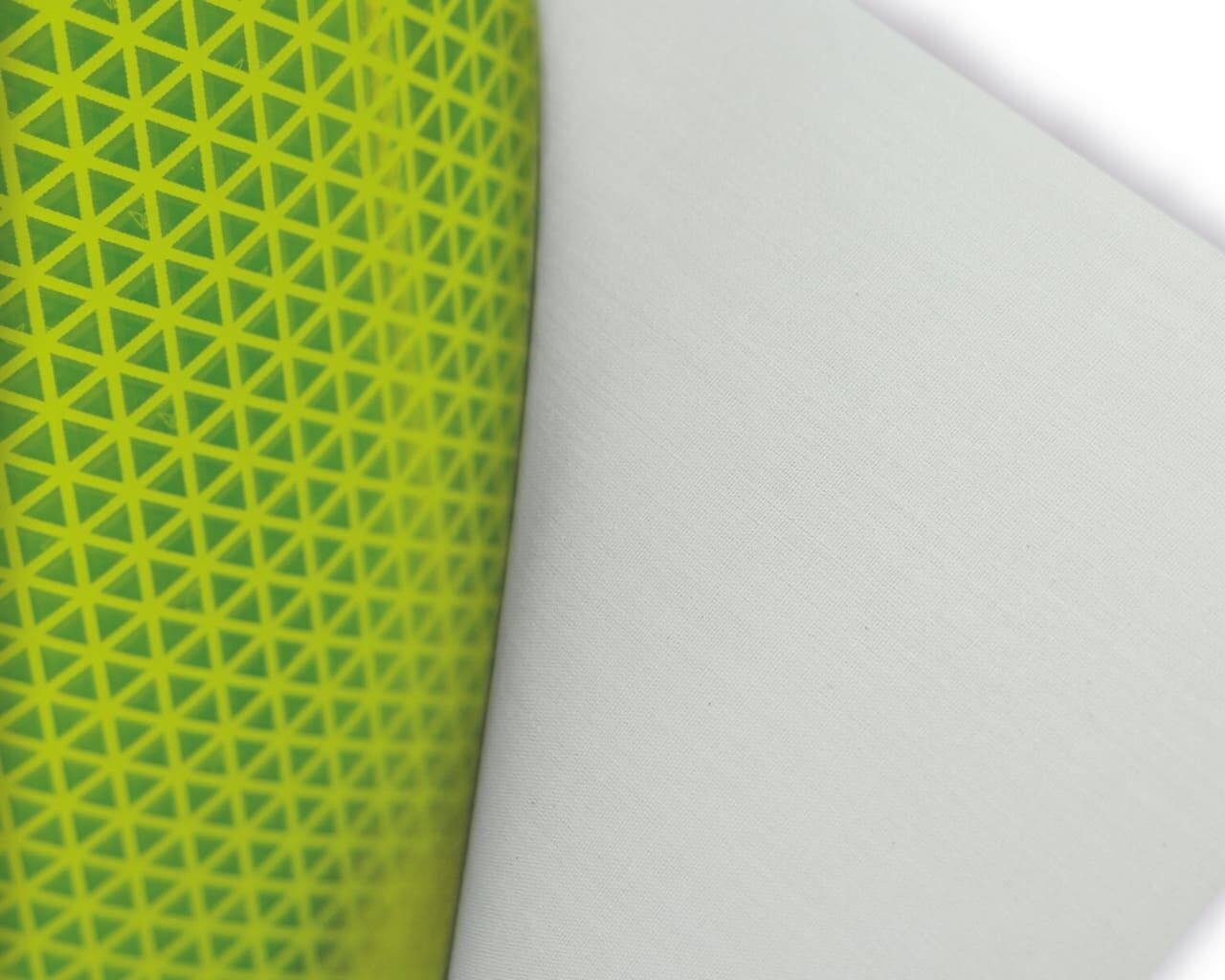 Nahaufnahme Reflexbanner 5937M fluor-lime: Prismenmuster & weißes Trägergewebe