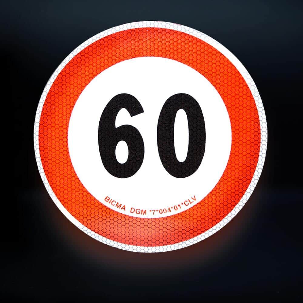 Reflektierendes 60-km/h-Schild bei Dunkelheit fotografiert, gute Sichtbarkeit