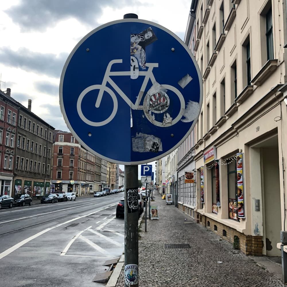 Fahrradweg-Schild: linke Hälfte sauber mit Astifol 5097, rechte voll Sticker