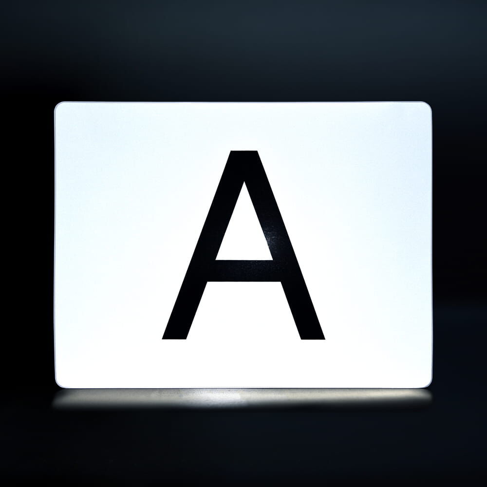 A-Schild reflektiert hell in dunkler Umgebung