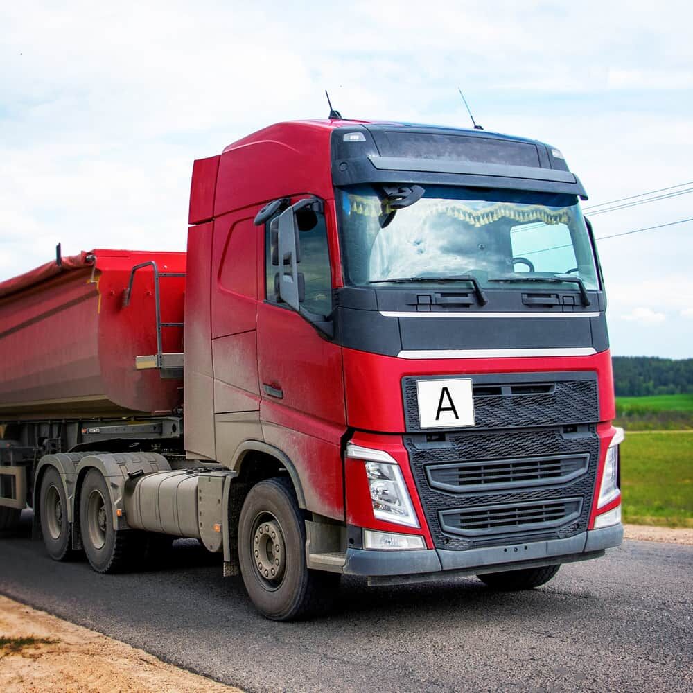 Roter Sattelzug auf Straße, starre A-Tafel aus Aluminium vorne montiert.