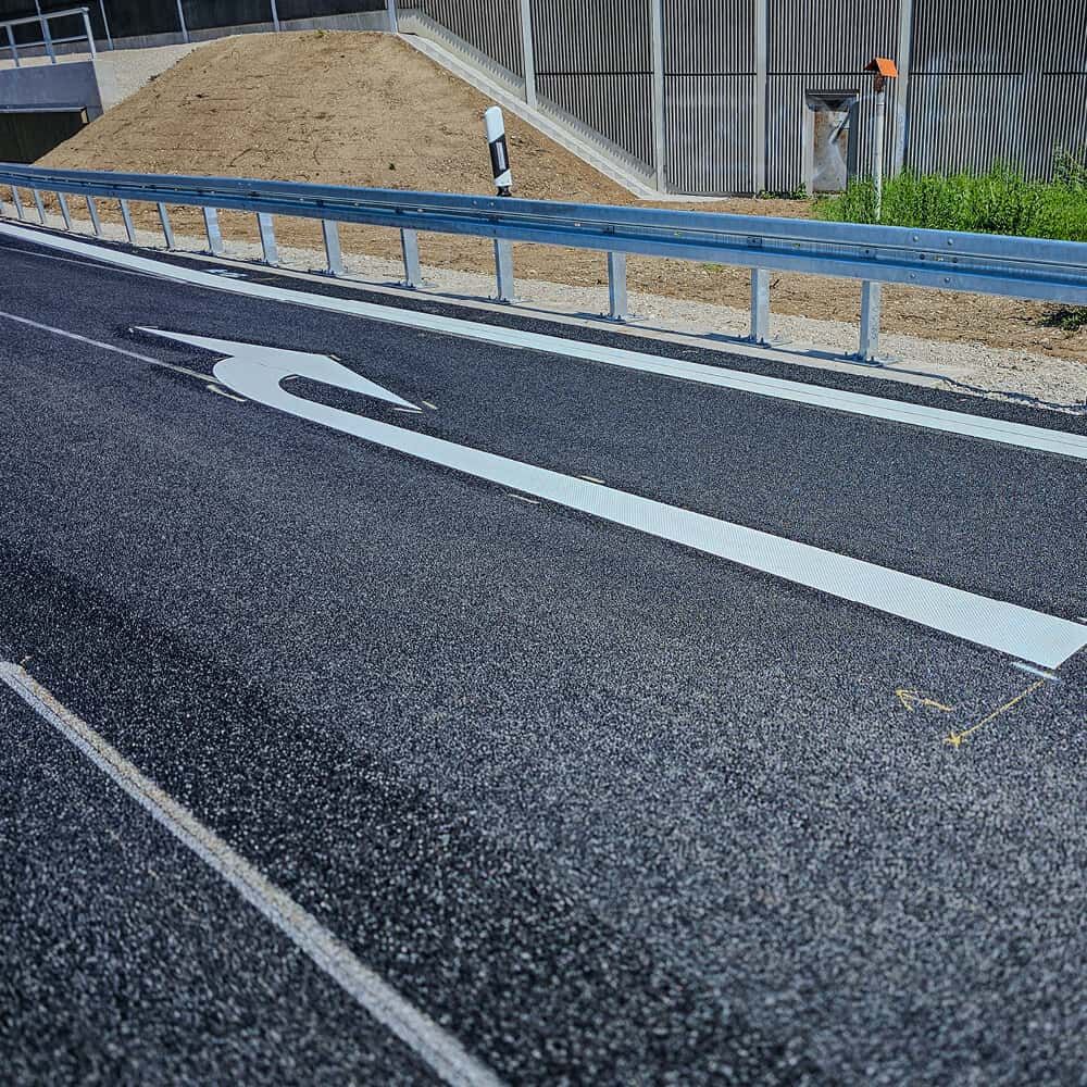 3M Stamark A380 Richtungspfeil auf Autobahnzufahrt mit Leitplanke