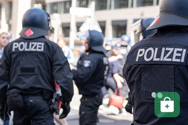 Warnschutzkleidung für Polizeieinsatzkräfte und Privatpersonen im öffentlichen Raum