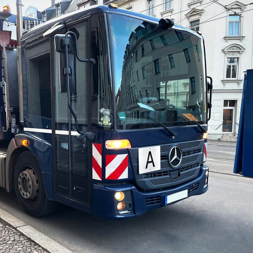 Einsatz: A-Stahlblech-Schild an Front eines städtischen Müllwagens