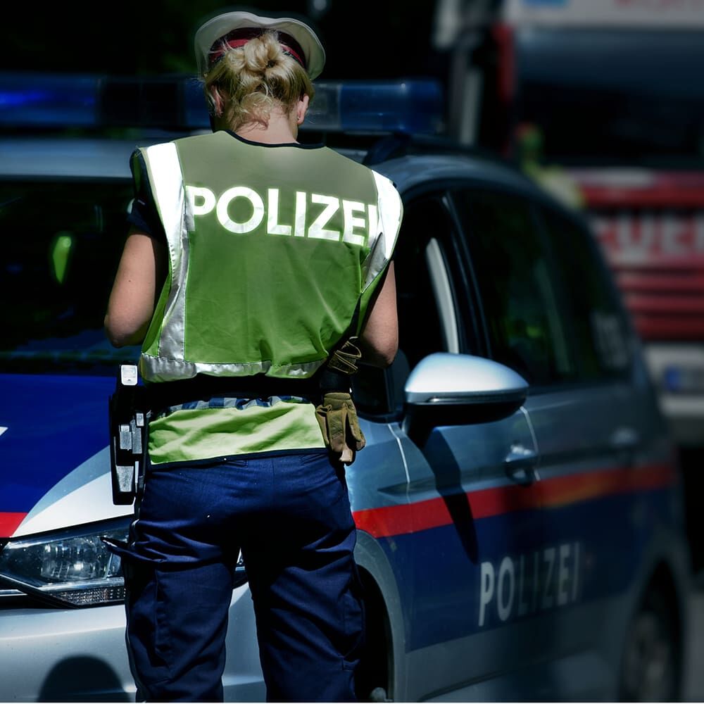 Anwendung: reflektierender POLIZEI-Schriftzug auf Warnweste einer Polizistin