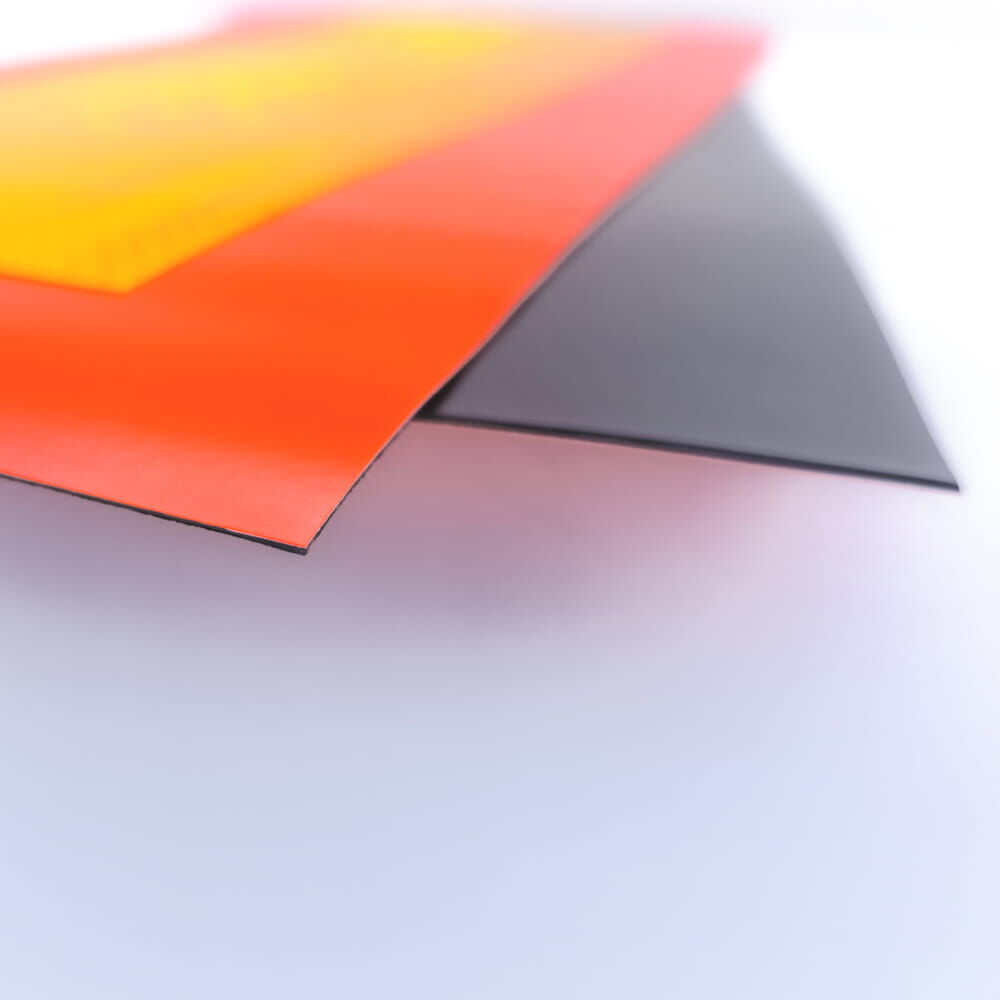 Eckdetail zeigt Folien und schwarze, magnetische Rückseite
