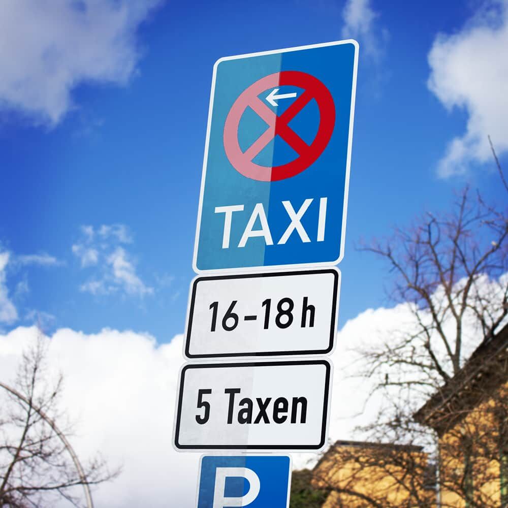 Straßenschild mit halb aufgebrachter Overlay-Folie 5051 zeigt Unterschied vor/nach Laminierung