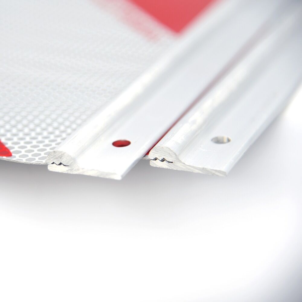 Detailansicht Aluminiumprofil mit Bohrungen zur Befestigung der Warnmarkierung