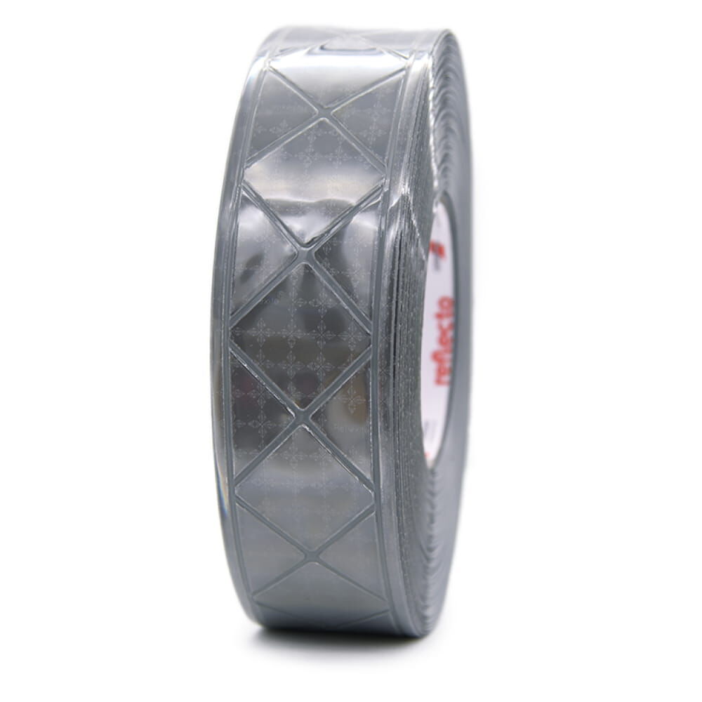 Frontale Ansicht der 25 m Orafol GP340 Rolle, silber. Prismatisches Rautenmuster sichtbar