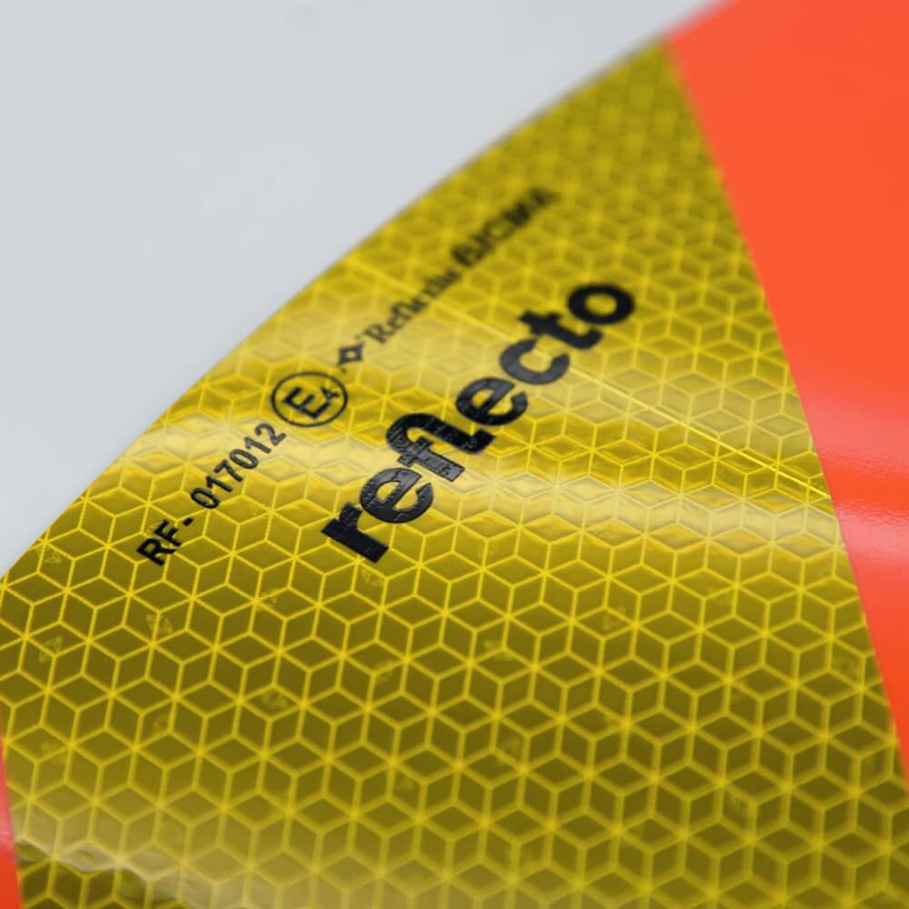 Makro Wabenstruktur mit reflecto Logo auf Halbmarkierung