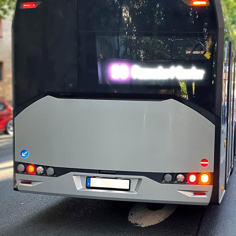 VZ 222 Aufkleber am Busheck, signalisiert Vorbeifahrt links an Fahrzeugen