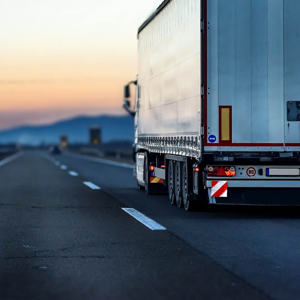 Parkwarntafel am Lkw-Heck auf der Autobahn bei Dämmerung montiert