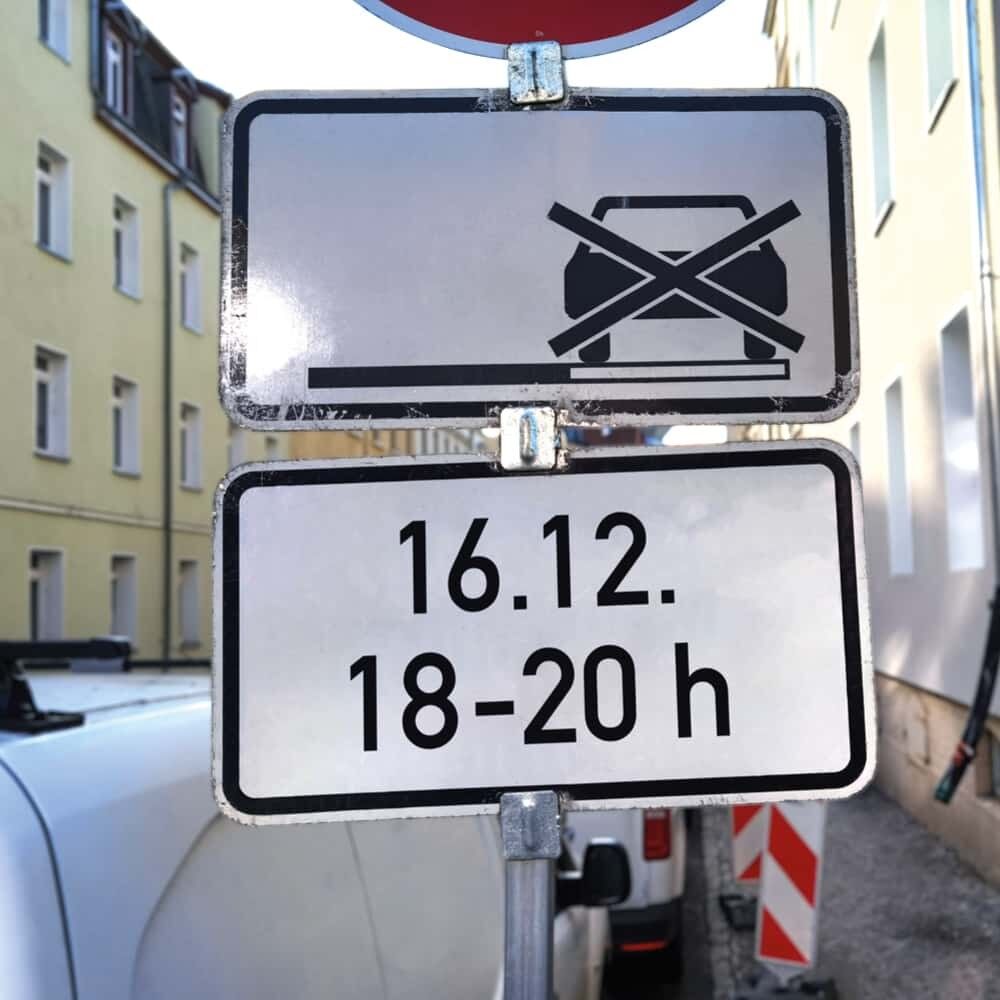 Verkehrszeichen mit Haltverbot und Overlay: 16.12., 18–20 Uhr auf Zusatztafel angebracht