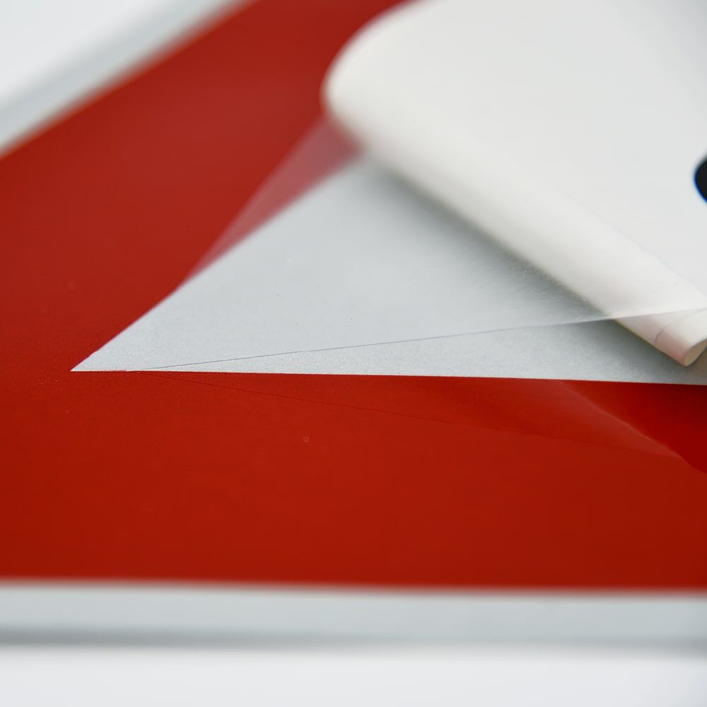 Detail Abziehecke: Overlayfolie lässt sich rückstandsfrei entfernen