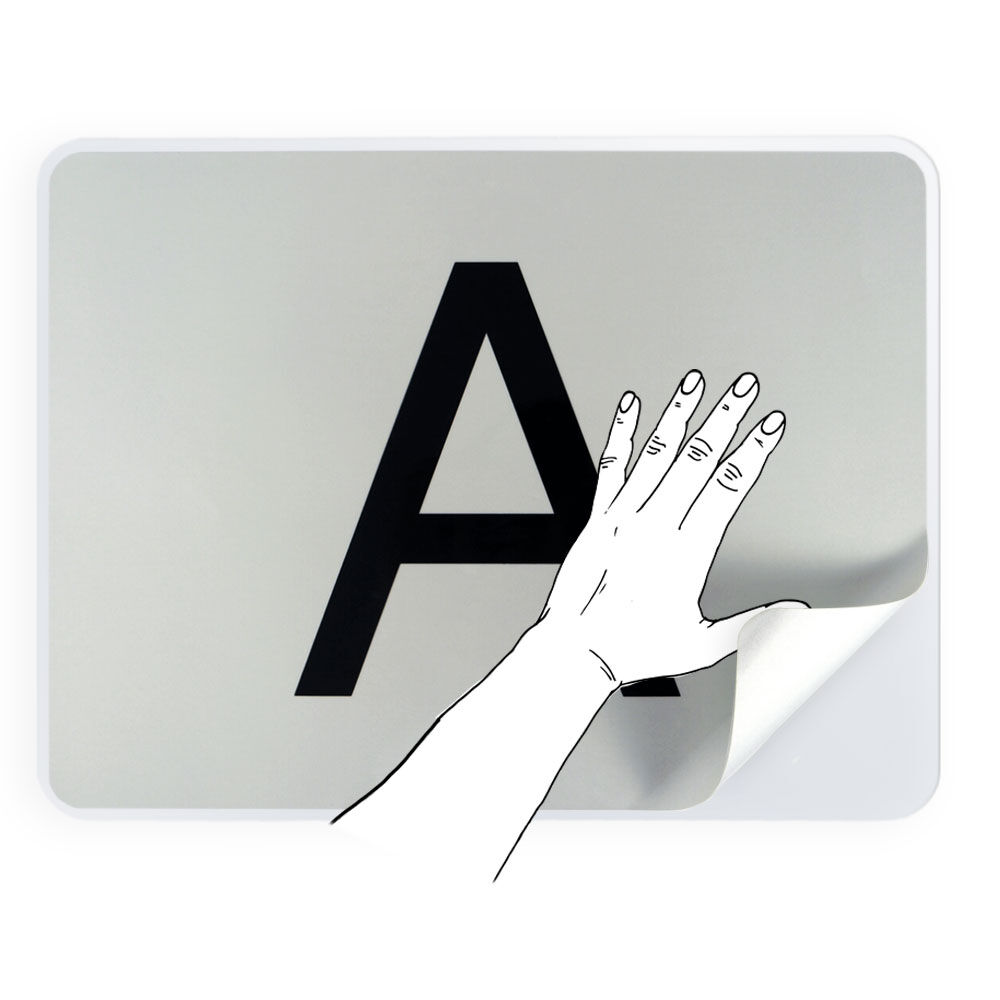 Hand zieht selbsthaftendes A-Schild glatt auf Trägerplatte 408 × 308 mm