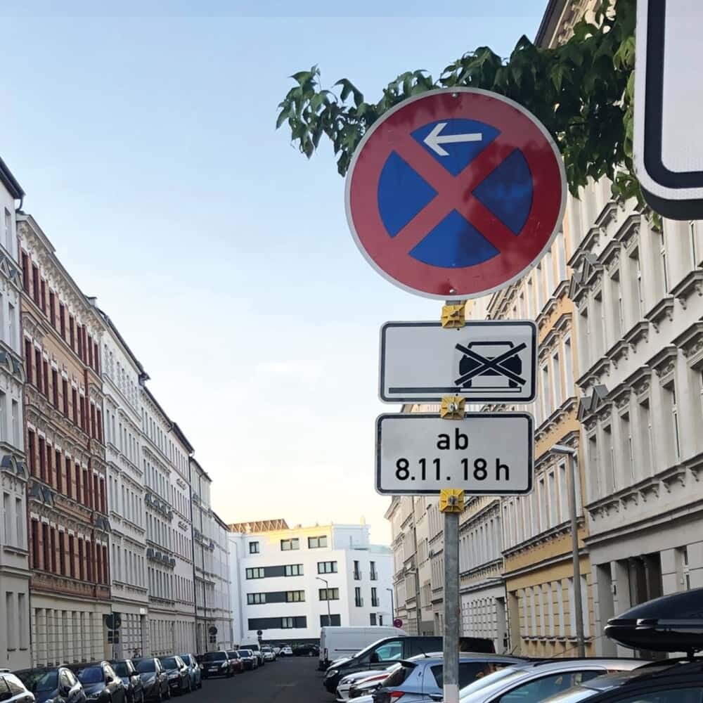 Anwendungsbeispiel für Verkehrszeichen mit Haltverbot und Overlay für Beschränkung ab Zeitpunkt