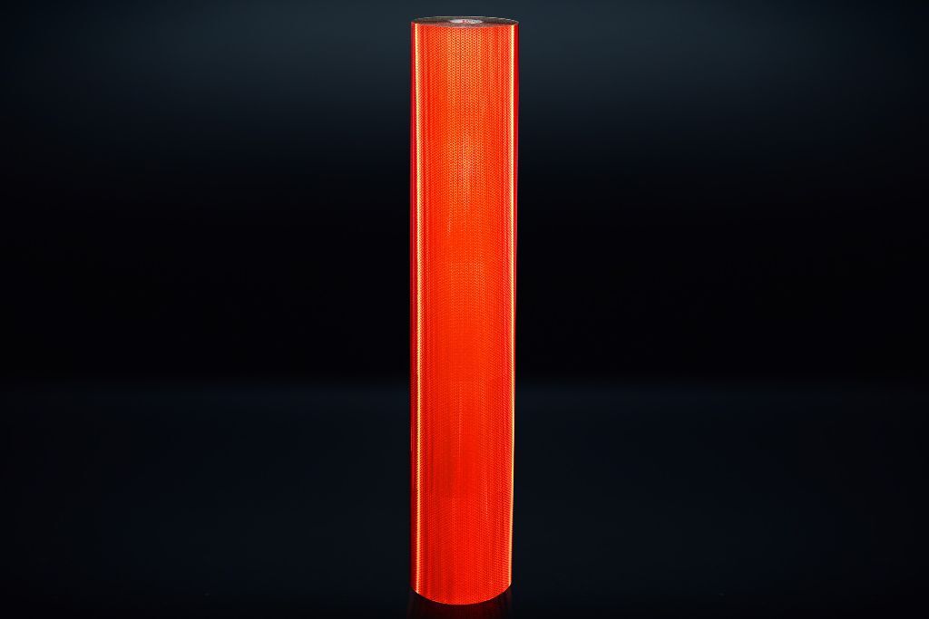 Retroreflexion der fluoreszierend rotorangenen ORAFOL VC 612 vor dunklem Hintergrund