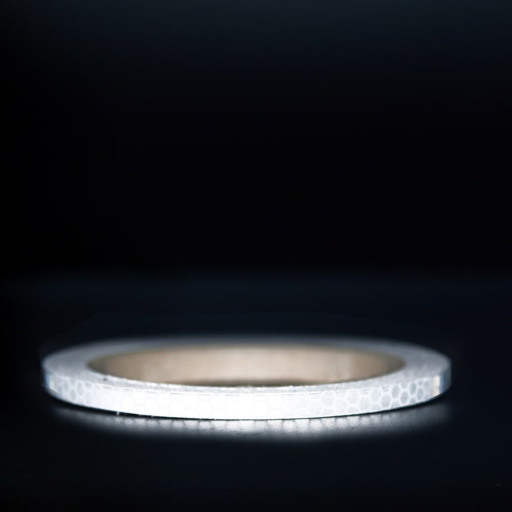 5 mm Rolle 3M Reflexband 823i weiß, reflektierend vor dunklem Hintergrund