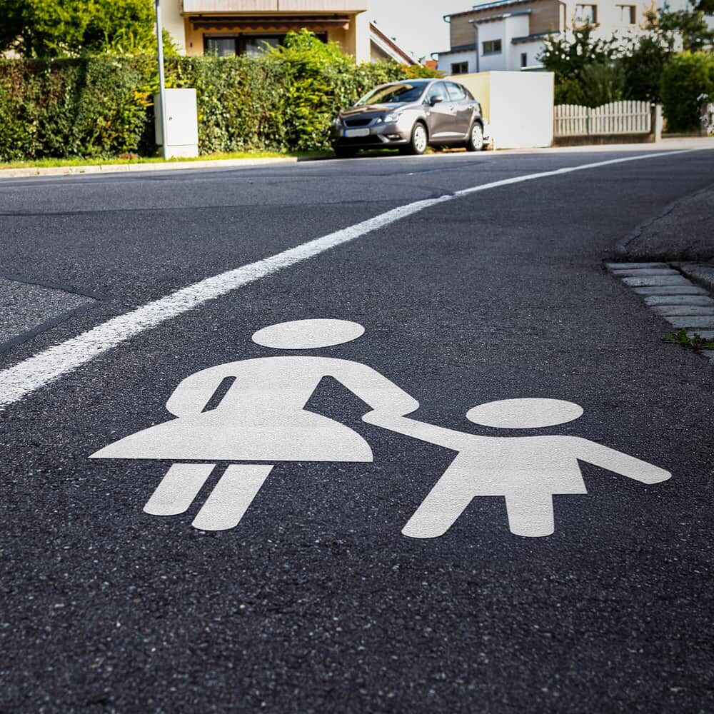 Aufgebrachtes Piktogramm in realer Verkehrsszene