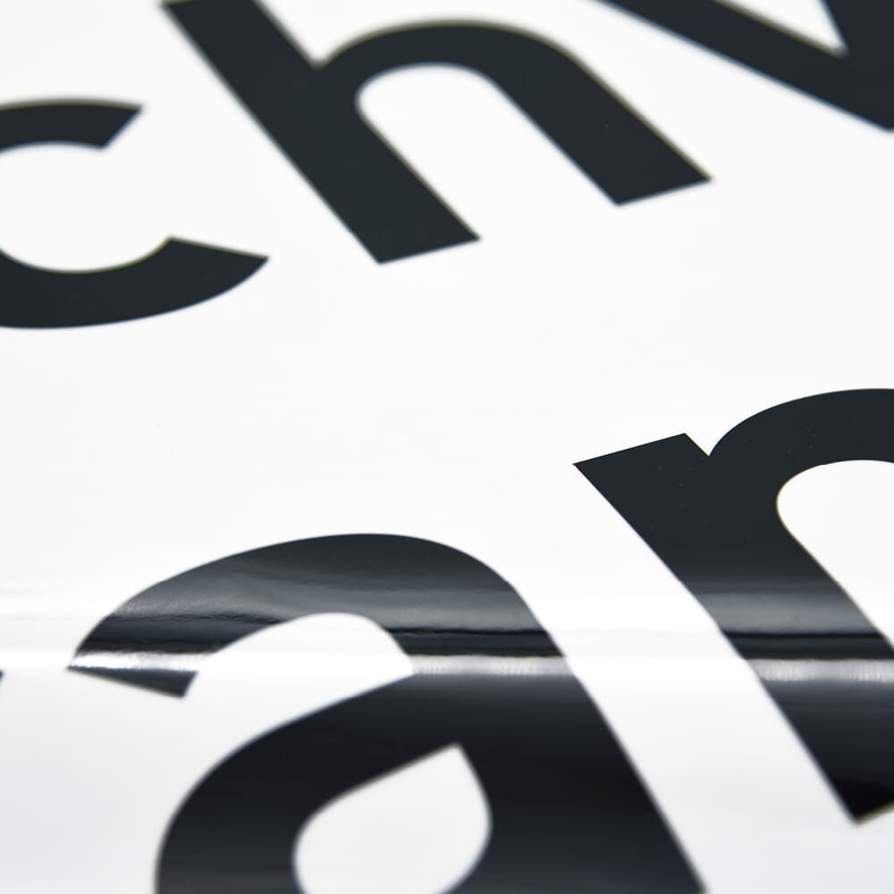 Nahaufnahme der schwarzen Schrift auf reflektierender Oberfläche des Schwertransportschilds
