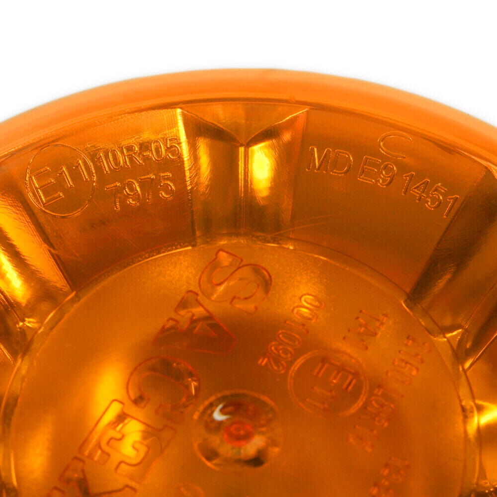 Detail: Innenprägung „10R-05 7975“ im LED-Linsenkörper der Warnleuchte