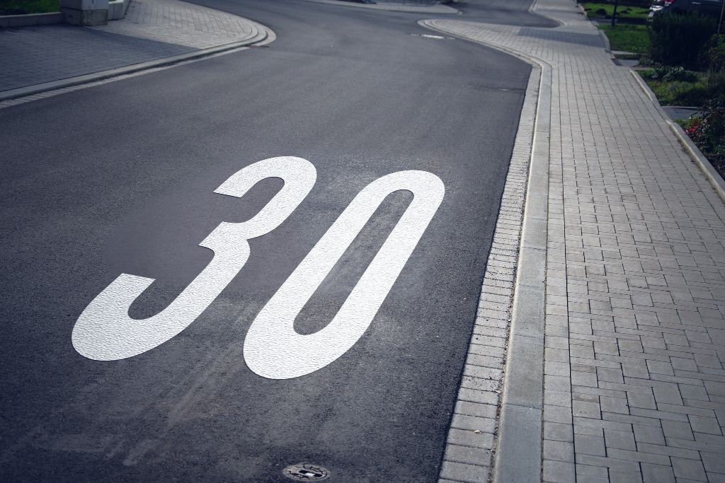 Anwendungsbeispiel in realer Verkehrsumgebung: 30 kmh Zone auf Straße markiert