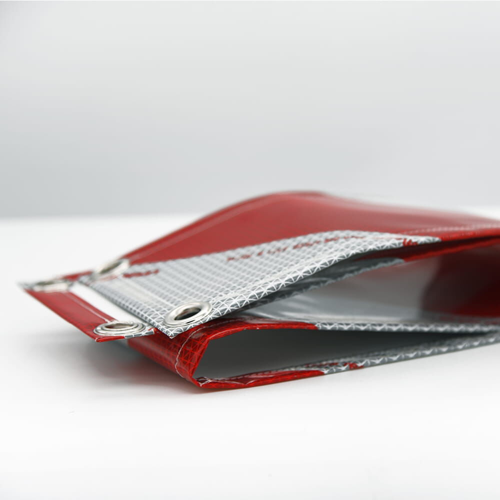 Gefaltetes Warnbanner aus rotem Material mit reflektierenden Streifen und Ösen