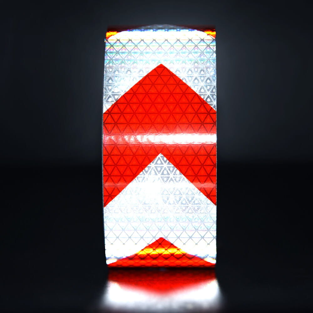 Rolle ORALITE 5931M 50 mm, Chevron rot/weiß, Reflexwirkung im Dunkeln demonstriert