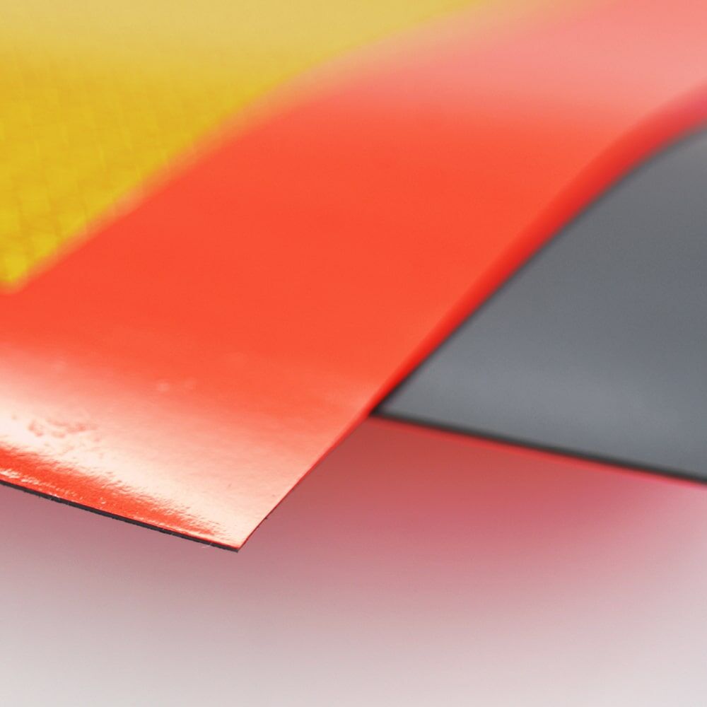 Eckdetail zeigt Folien und schwarze, magnetische Rückseite
