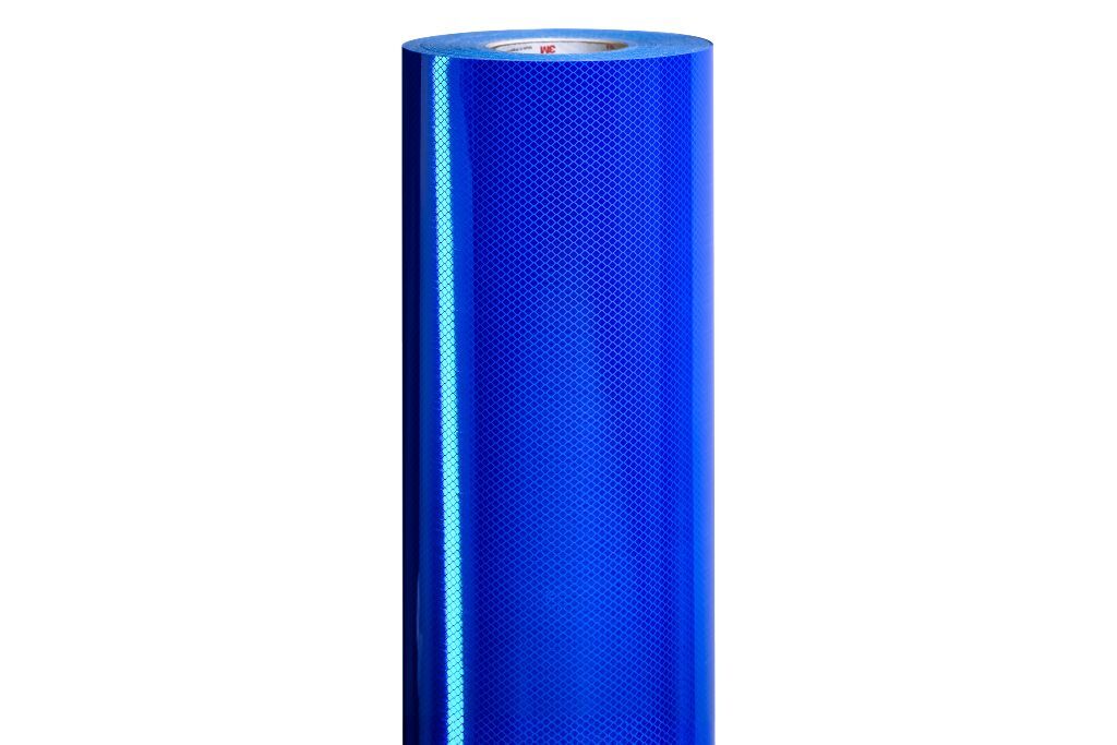 Blaue Verkehrszeichenfolie 3M 4090 auf Rolle mit sichtbarer Rautenstruktur