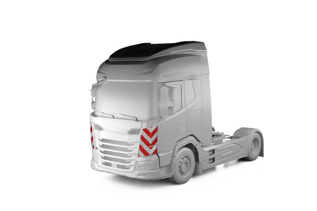 DAF XF in Frontansicht mit Komplettwarnmarkierungssatz, Baujahr 2021