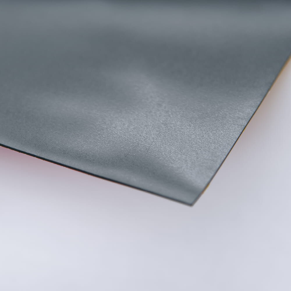 Detailbild zeigt schwarze, magnetische Rückseite