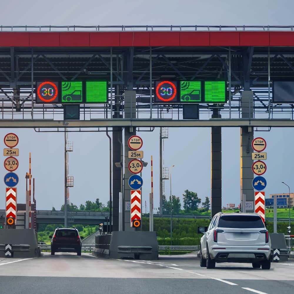 Fahrbahnteiler auf an Mautstaion leitet Verkehr an durch Schranken