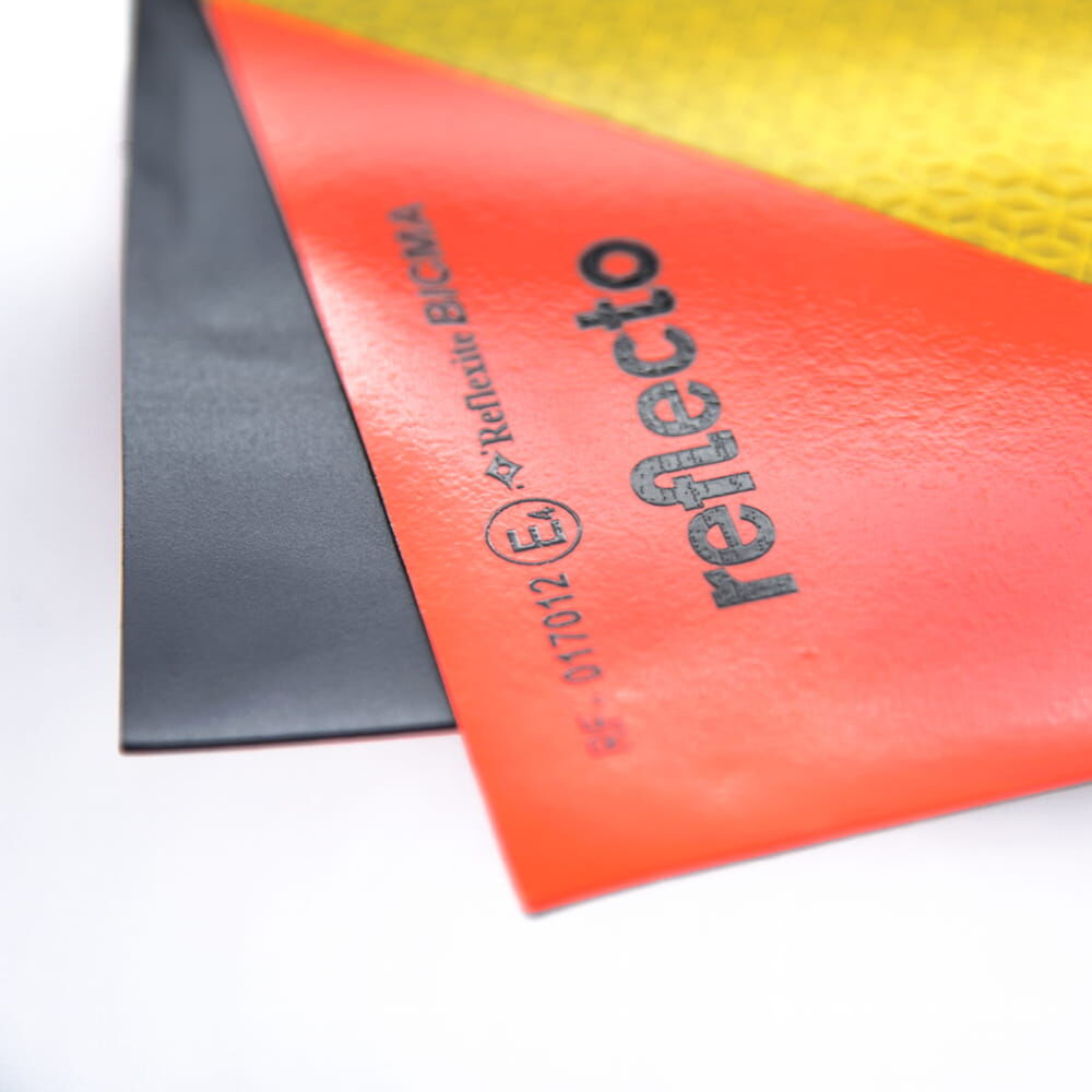 Eckdetail zeigt Folien und schwarze, magnetische Rückseite