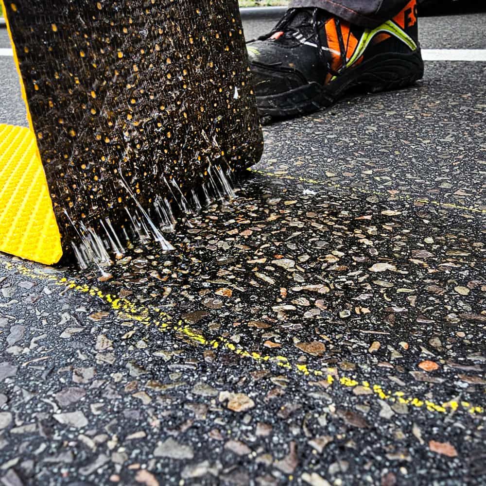 Unterseite gelber Markierungsfolie mit frischer P50-Grundierung, Arbeiterfuß