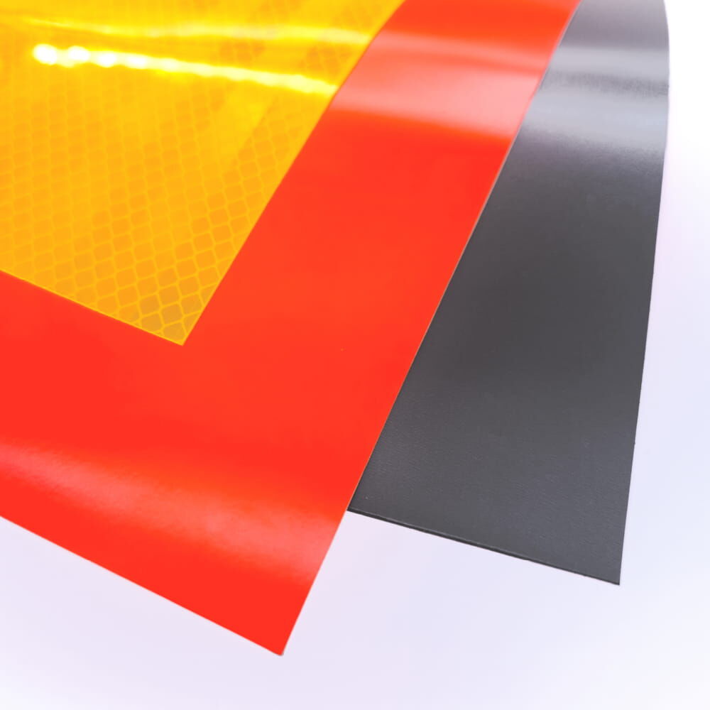 Eckdetail zeigt Folien und schwarze, magnetische Rückseite