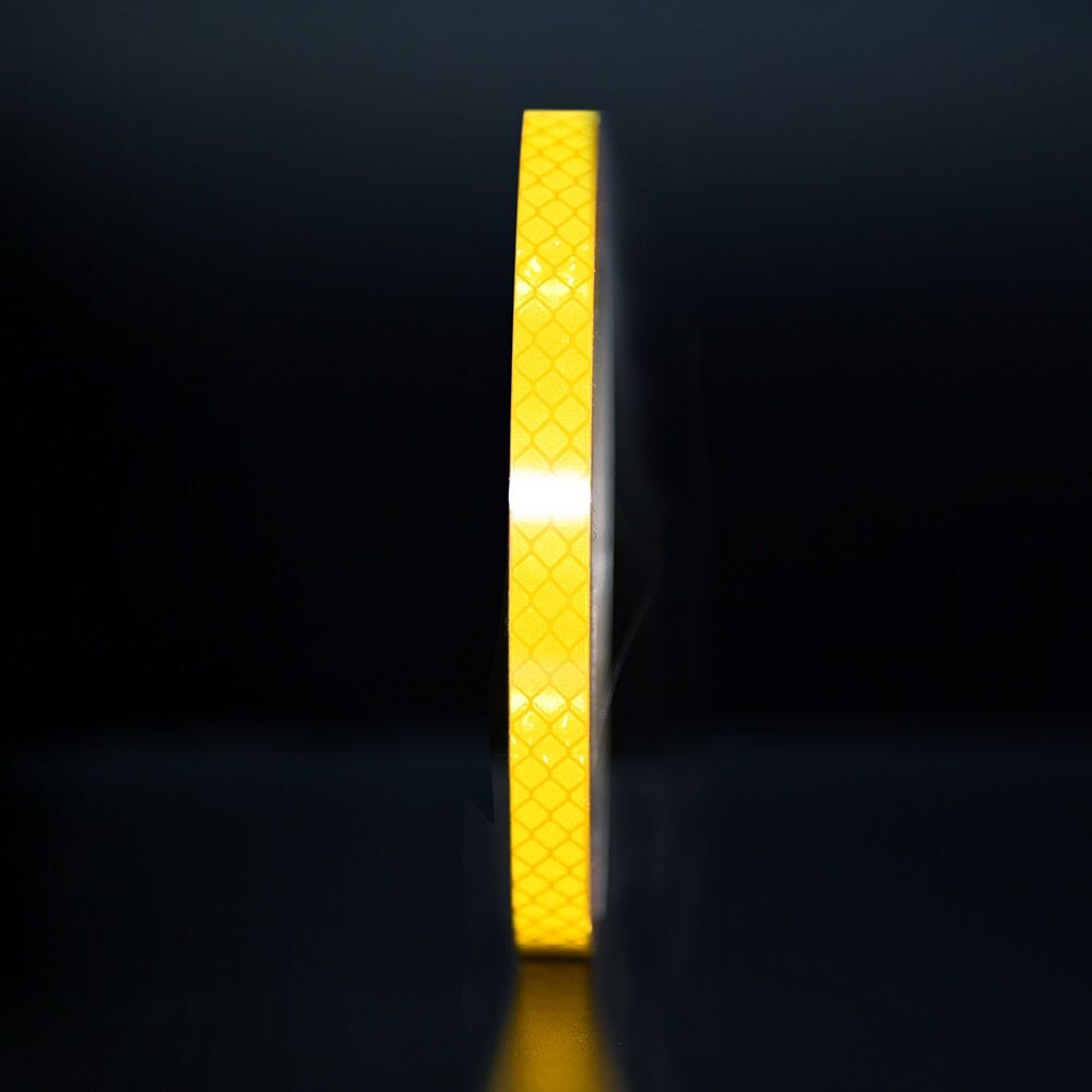 10 mm Rolle 3M Reflexband 3430 gelb, reflektierend vor dunklem Hintergrund