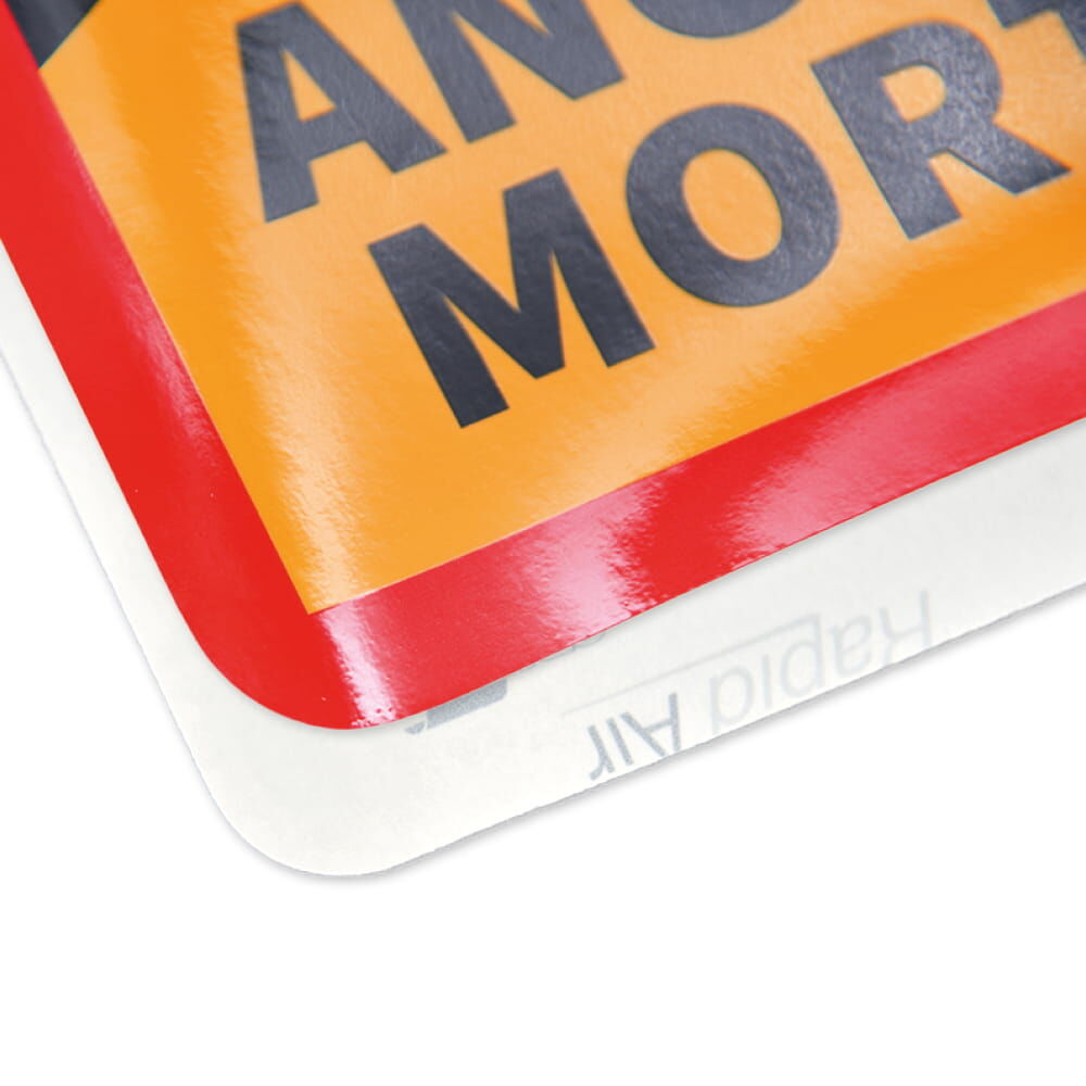 Ecke des selbstklebenden Warnaufklebers, rote Umrandung und Schrift „ANGLES MORTS“ sichtbar